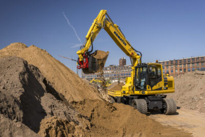 PW160-11_action_05