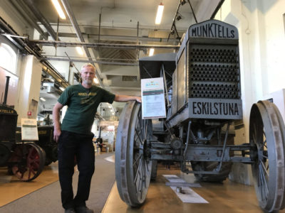 Tomas Lindberg, biträdande museichef på Munktellmuseet, framför Sveriges äldsta traktor.