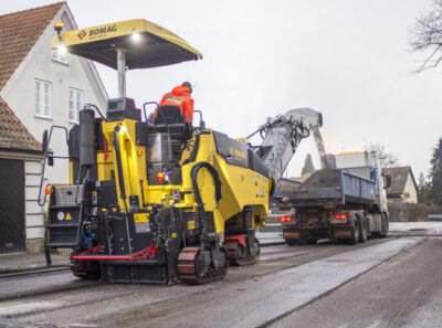Asfaltsfräsar från Bomag har ett unikt dammskydd, som reducerar mängden farligt kvartsdamm vid fräsning med 80 procent. På bilden fräsen BM2000 med fräsbredd på två meter. (Foto: Mats Thorner)