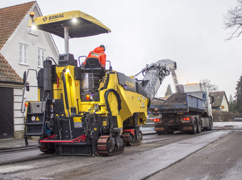 Asfaltsfräsar från Bomag har ett unikt dammskydd, som reducerar mängden farligt kvartsdamm vid fräsning med 80 procent. På bilden fräsen BM2000 med fräsbredd på två meter. (Foto: Mats Thorner)
