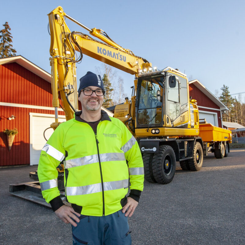 Niklas Zetterlund håller sin Komatsu PW148-11 i perfekt skick (fotograf Mats Thorner)