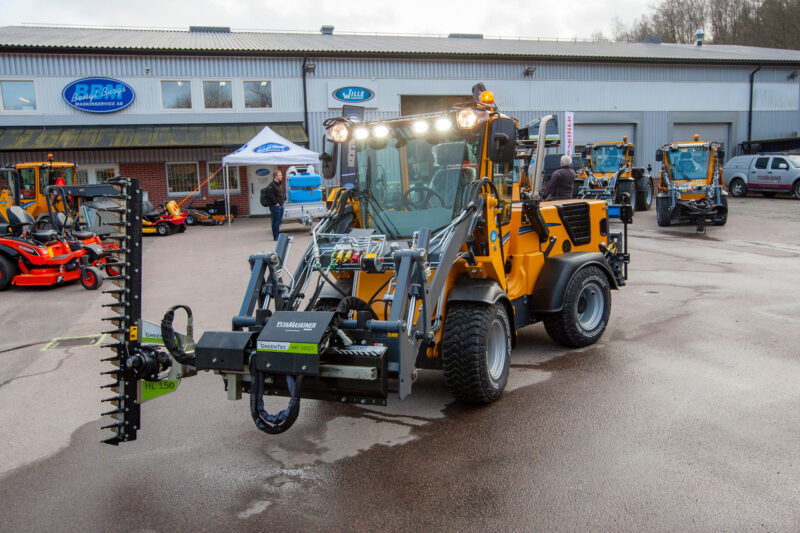 Willes nya modell Wille375, på bilden utrustad med häcklippare. (Foto: Mats Thorner)