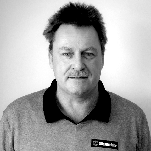 Thomas Grönlund startade sin anställning på Stig Machine AB hösten 2019. Thomas kommer att arbeta med support till säljarna på olika sätt.
Demo, inbytesbesiktningar, färdigställande inför leverans samt teknisk support blir hans huvudsakliga arbetsuppgifter.
Thomas arbetade tidigare på EMSG som jourtekniker i fält, och är ett välkommet och viktigt tillskott till Stig Machine AB.
