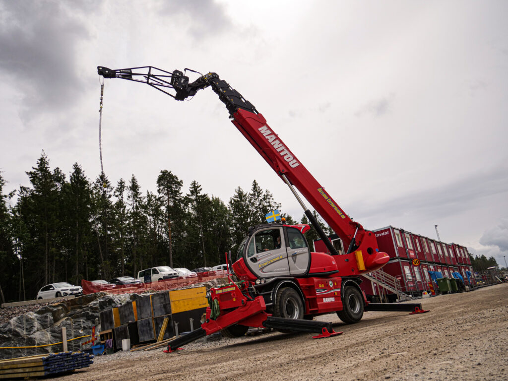 Manitou MRT3050 P+ är den senste i Scantrucks modellprogram av runtomsvängande teleskoplastare. Den lyfter 5ton och kan lyfta ända upp till 30meters höjd