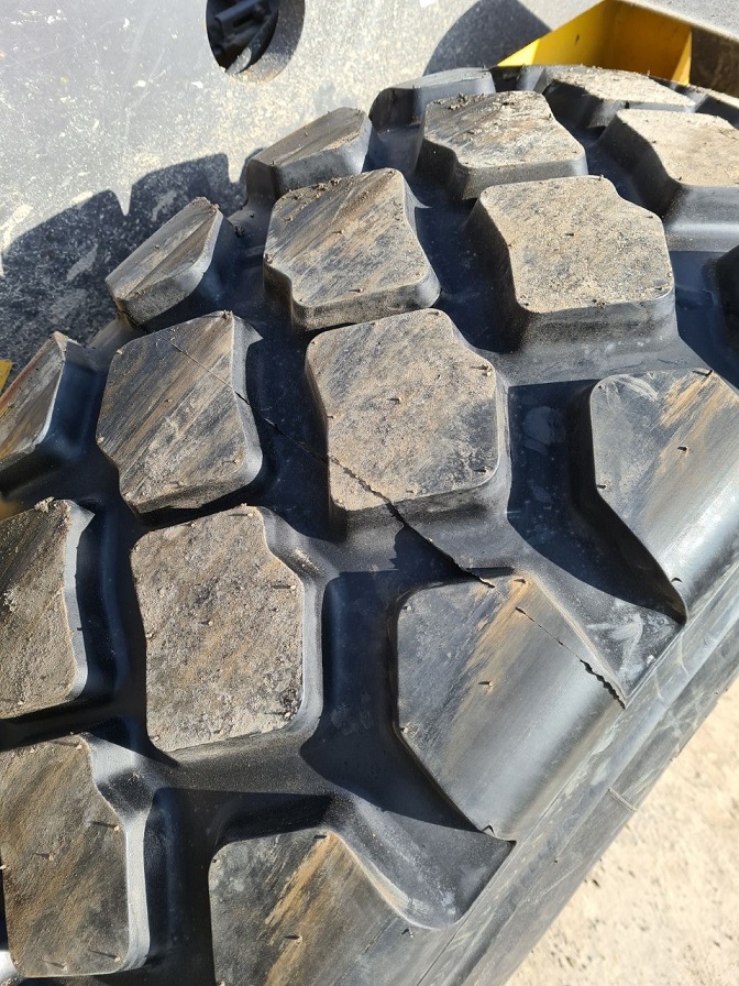 20.5R25 CB760.