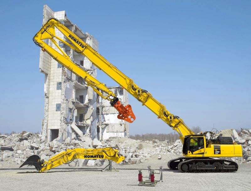 k100-boom-charge-Komatsu-demolition-construction-scaled (1)