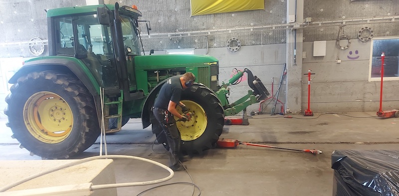BKT AGRIMAX RT 657 JD