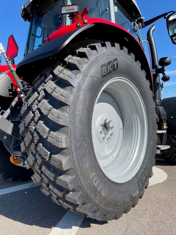 BKT IT697 på MF 8