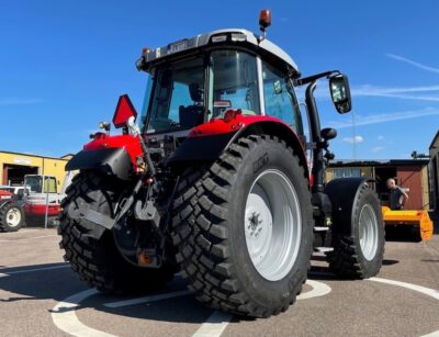 BKT IT697 på MF 9.jpg hemsida 5.jpgNYYY