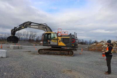 volvo-remote-control-gravmaskin_01