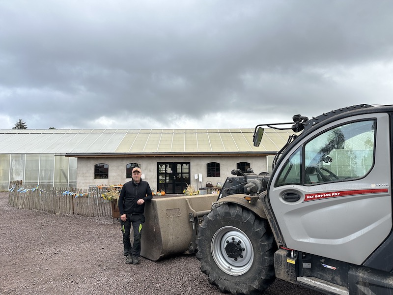 : Calle Indebetou driver tillsammans med sin fru Malin Munkebo Gård utanför Hjo. Här är två av deras senaste investeringar i form av ett växthus och deras nya Manitou MLT 841-145PS +Elite som båda tillkommit under 2024.