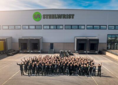 Steelwrist-staff-outside-the-facility-in-Rosersberg-scaled