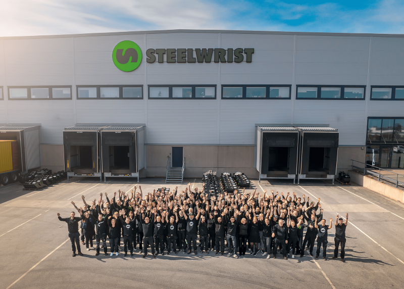 steelwrist-staff-outside-the-facility-in-rosersberg
