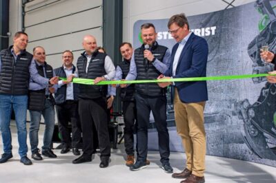 2.-Stefan-Stockhaus-Steelwrist-CEO-cuts-the-ribbon