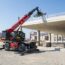 : Manitou MRT2260V+ är en runtomsvängande teleskoplastare med en maximal lyftvikt på 6ton och hela 22 meters räckvidd. Trots den imponerande prestandan är den smidig såväl i trafik som på trånga arbetsplatser, och i hytten finns mängder av utrustning som ska göra maskinistens arbetsdag både komfortabel, trygg och produktiv.