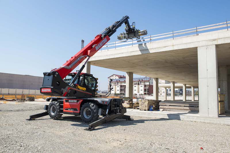 : Manitou MRT2260V+ är en runtomsvängande teleskoplastare med en maximal lyftvikt på 6ton och hela 22 meters räckvidd. Trots den imponerande prestandan är den smidig såväl i trafik som på trånga arbetsplatser, och i hytten finns mängder av utrustning som ska göra maskinistens arbetsdag både komfortabel, trygg och produktiv.