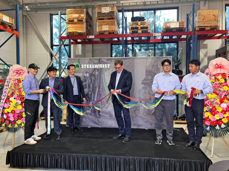 1.-Steelwrist-CEO-Stefan-Stockhaus-and-the-Korea-team-cuts-the-ribbon-at-the-inauguration